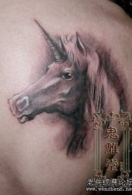 modello di tatuaggio unicorno: spalla tatuaggio grigio nero modello di tatuaggio unicorno