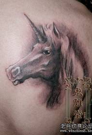 mudellu di tatuaggi unicornu: spalla nera schizzi grisa mudellu di tatuaggi unicorniu