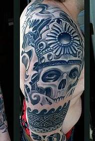 arm schedel koning tattoo patroon