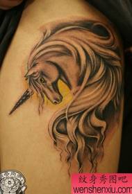 un hermoso patrón de tatuaje de unicornio en la pierna