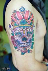 rokas krāsains galvaskausa vainaga tetovējums