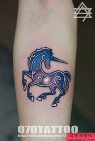 Whakaatu tattoo Me whakatauira i tetahi momo tae unicorn tattoo