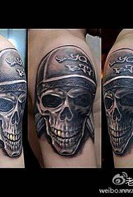braccio bianco e nero un modello di tatuaggio europeo e americano