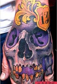 purpura krania tatuaje sur la dorso de la mano