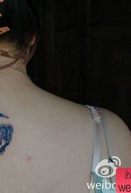 lány hátán kicsi és klasszikus csillagos egyszarvú tetoválás mintával