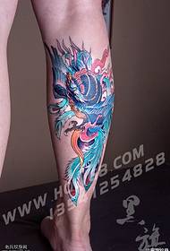 geschilderde phoenix-tatoeage op het kalf