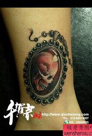 Miguu ya wasichana ni maarufu na muundo mdogo wa tattoo ya fuvu