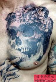 uma tatuagem personalizada no peito