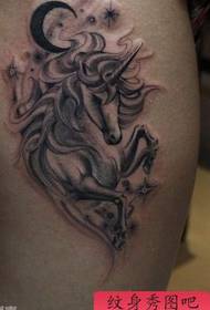 Modèle de tatouage Licorne: Modèle de tatouage jambe noir gris Licorne Star Moon