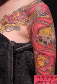 Ett vackert armfärgat sjal dragon tatuering mönster