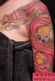 Un bellissimo modello di tatuaggio drago scialle colorato braccio