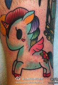 La gamba è carina e molto il modello di tatuaggio unicorno di Q.