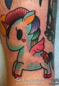 Tá an chos gleoite agus patrún tattoo unicorn an-Q