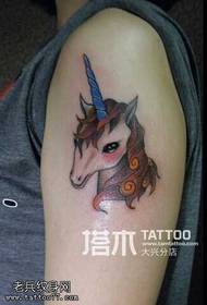 Kulay ng Kulay ng Unicorn Tattoo na may tattoo