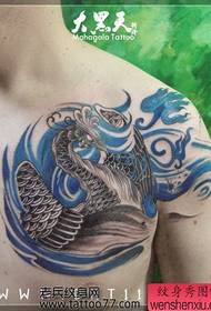 in prachtich Phoenix-tattoo-patroan op 'e boarst
