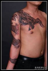un modello di tatuaggio di drago scialle lacerante europeo e americano prepotente