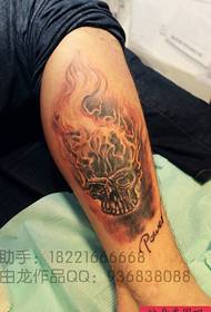 fajny przebiegły i płomienny wzór tatuażu z popularną nogą
