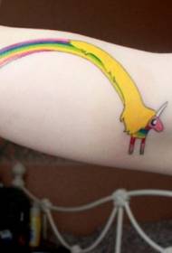 naisen käsivarsi sateenkaaren muoto mielenkiintoinen yksisarvinen tatuointi malli