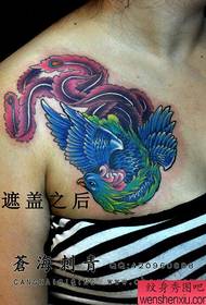 ແມ່ຍິງ ໜ້າ ເອິກເປັນທີ່ນິຍົມຮູບແບບ tattoo phoenix ແບບດັ້ງເດີມທີ່ສວຍງາມ