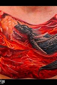 disegno del tatuaggio petto fenice fuoco realistico fenice