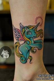 Flickors små, populära tatueringsdesign för enhörningar