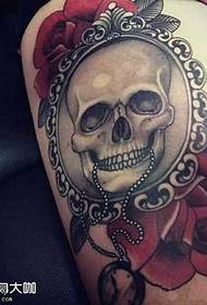 modello tatuaggio tatuaggio teschio gamba