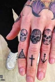 fingerpersoanlikens Taro tattoo patroan