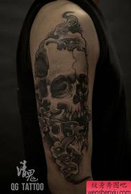 Ein Schwarz-Weiß-Tattoo Tattoo, das im Arm sehr beliebt ist