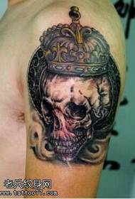 modello tatuaggio braccio teschio corona