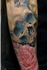 e wonnerschéine Blummenarmskull Tattoo funktionnéiert