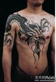super dominirajući šal zmaj preko uzorka tetovaže zmaja na ramenu