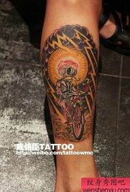 modello di tatuaggio teschio ciclismo cool popolare gambe