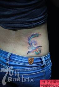 kiuno cha msichana mzuri na mzuri wa tattoo ya Phoenix