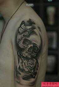 uno schizzo europeo e americano con teschio bianco e nero e motivo tatuaggio rosa