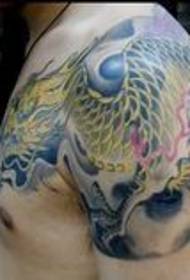 lalaki sama sa gwapo nga over-the-shoulder nga pattern sa tattoo sa dragon