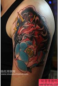 patrwm tatŵ unicorn clasurol poblogaidd braich gwrywaidd