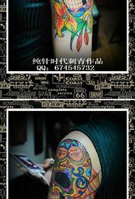 dievča rameno cool populárne tetovanie lebky vzor