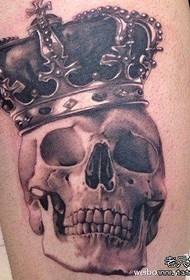 fajny klasyczny wzór tatuażu z czaszką i koroną