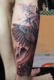 dominando un gruppo di opere di tatuaggi di morte europei e americani