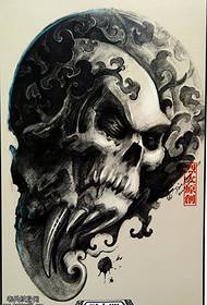 cadro de tatuaxe persoal de cráneo