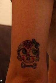 rokas krāsa Maza galvaskausa tetovējuma raksts