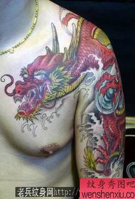 un popolare modello di tatuaggio drago scialle di colore classico