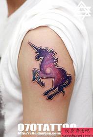braccio bellissimo bellissimo colore stellato modello tatuaggio unicorno