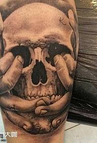 patrón de tatuaxe de cráneo de pernas