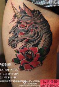mguu wa msichana muundo wa tattoo ya nyati