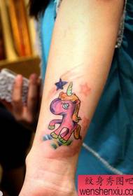 ragazza braccio versione simpatico cartone animato del modello di tatuaggio unicorno