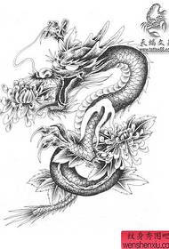 Un manuscrito de tatuaje de dragón de chal y crisantemo