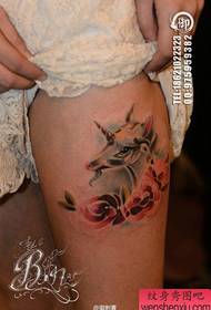 le gambe di bellezza sembrano solo un buon modello di tatuaggio unicorno