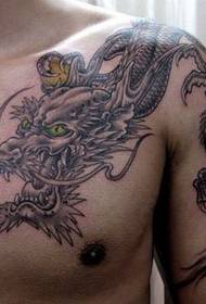 een superschoon tattoo-patroon met drakenkop op de borst