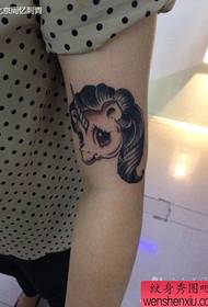 tangan comel pop dari corak tato unicorn